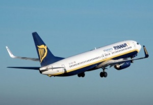 Ryanair sees profits edge up in early 2016