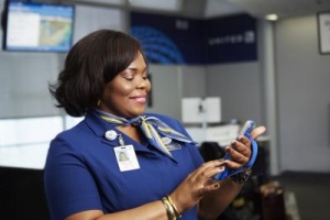 United Airlines rolls out iPhones to airport staff