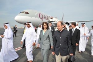 First Qatar Airways Dreamliner lands on home soil