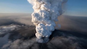 Icelandic volcano eruption closes airport