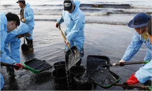 China’s largest oil spill hits tourist beaches