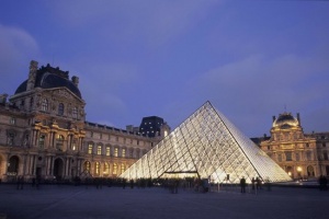 Paris attractions close due to flood risk