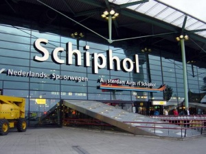 Two men caught with “mock bombs” at Amsterdam airport