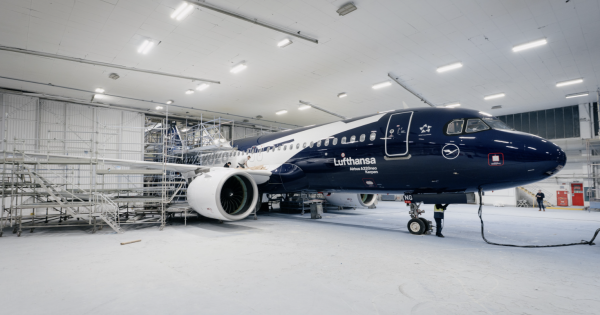 Lufthansa anniversary fleet grows: now also includes A320 and A350 with XXL crane