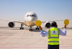 ETIHAD WELCOMES LATEST ADDITION TO FLEET AS NEW BOEING 787-10 DREAMLINER TOUCHES DOWN
