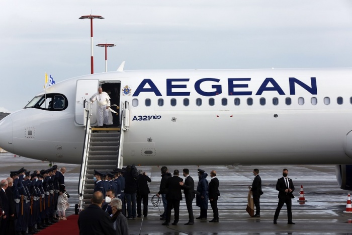 AEGEAN_honored_for_carrying_Pope_Francis_on_His_historic_journey_in_Greece_and_from_Cyprus-700x467.JPG