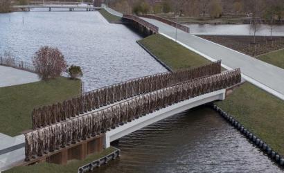 High-tech bridge built with flax