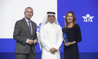 Pegasus Airlines CEO Güliz Öztürk receives the “Inspirational Role Model” award from IATA