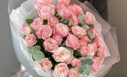 The significance of pink sprayed roses in London