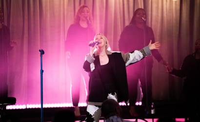 Everybody’s starry eyed: Ellie Goulding surprises fans at secret Hilton concert