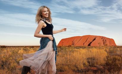 Kylie Minogue woos Brits to sunny Australia