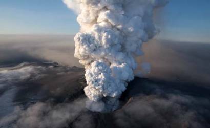 Icelandic volcano eruption closes airport