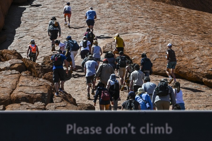 Tourists flock to Uluru as climb ban introduced