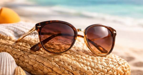 What Sunglasses Are Ideal for Beach Travel Experiences?