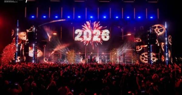 Nearly 130,000 Ring in 2026 at Beijing’s 798 Art District