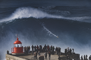 Detrás de escena del surf de olas grandes en Nazaré