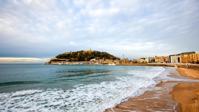 Popular Holiday Destination Issues Warning About Invasive Algae Causing Unpleasant Odor On Beaches