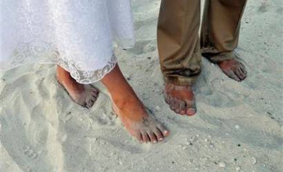 Oil spill has brides canceling beach weddings