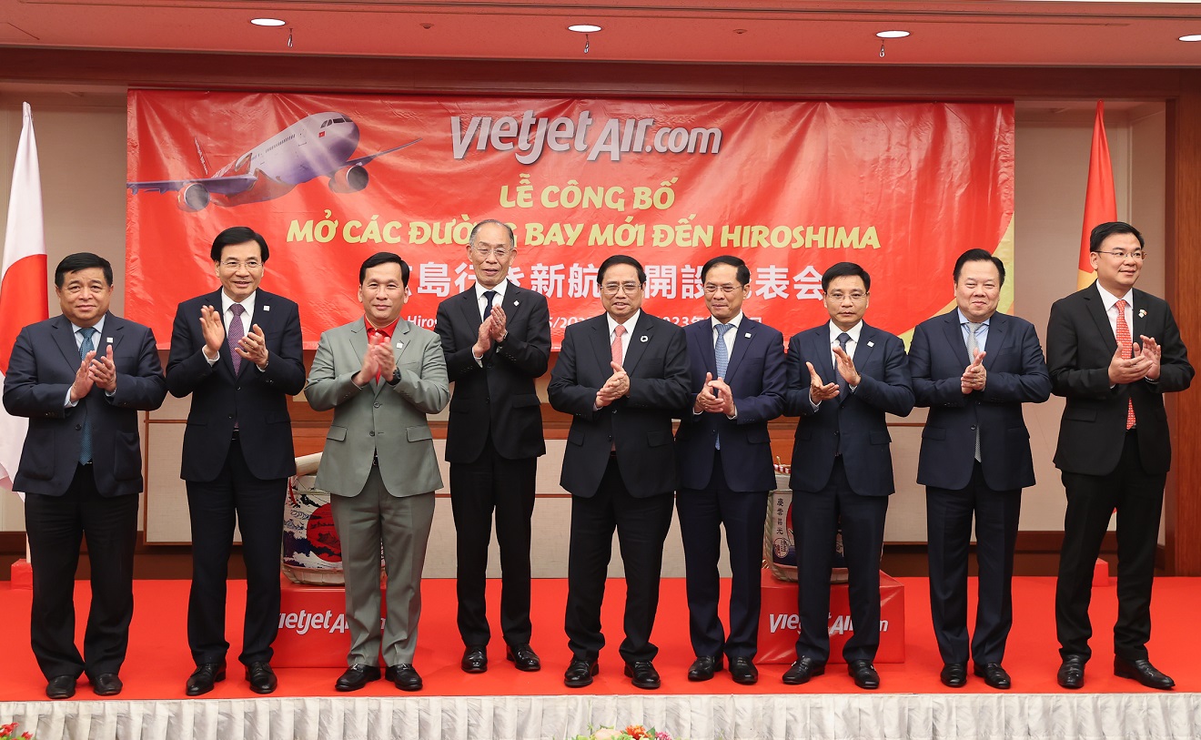 Thủ tướng Phạm Minh Chính (giữa) chụp ảnh lưu niệm với các đại biểu tại lễ công bố đường bay mới của Vietjet/ Vietnam Prime Minister Pham Minh Chinh (middle) takes photos with all VIPs at the new route launch ceremony