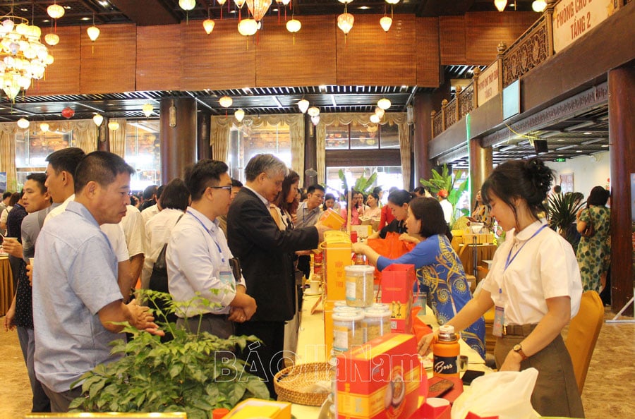 Delegates visited the exhibition introducing typical OCOP products of Ha Nam province.