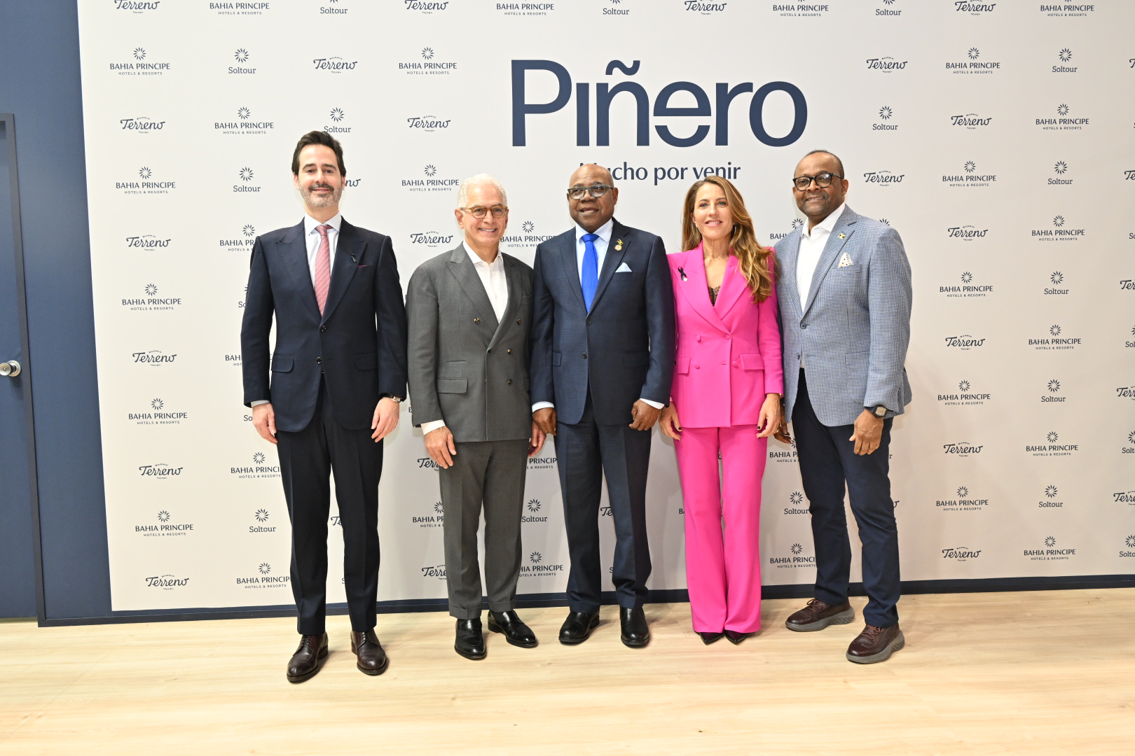 (HM FITUR) Minister of Tourism, Hon. Edmund Bartlett (centre) and Director of Tourism, Donovan White (right) share a light moment with senior representatives of Grupo Piñero (operators of Bahia Principe Hotels & Resorts), led by the group’s CEO, Encarna Piñero (2nd right) during the just concluded FITUR international tourism tradeshow in Madrid, Spain.