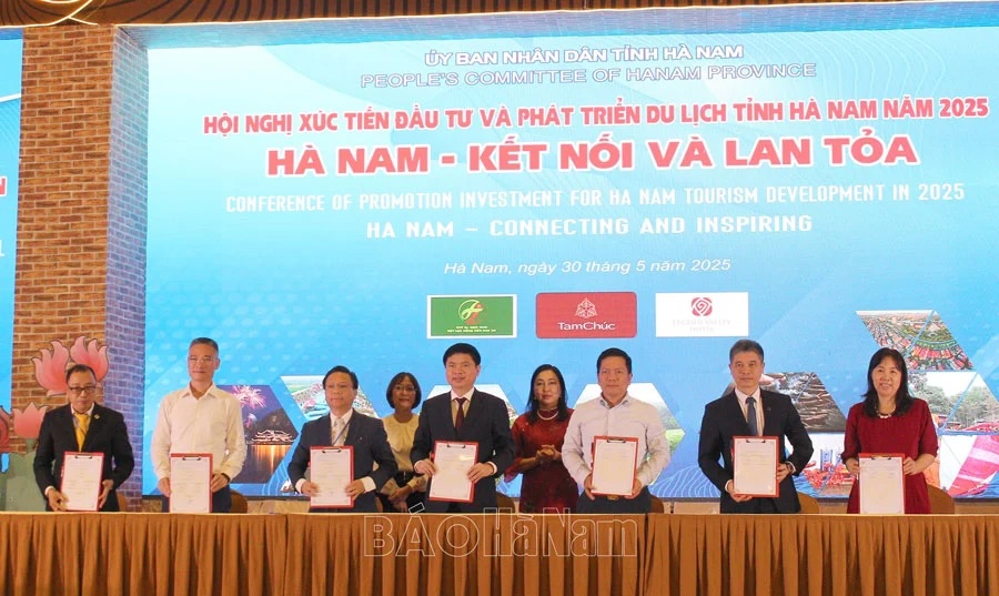 Ha Nam Provincial People's Committee signed a cooperation agreement on tourism development with partners.